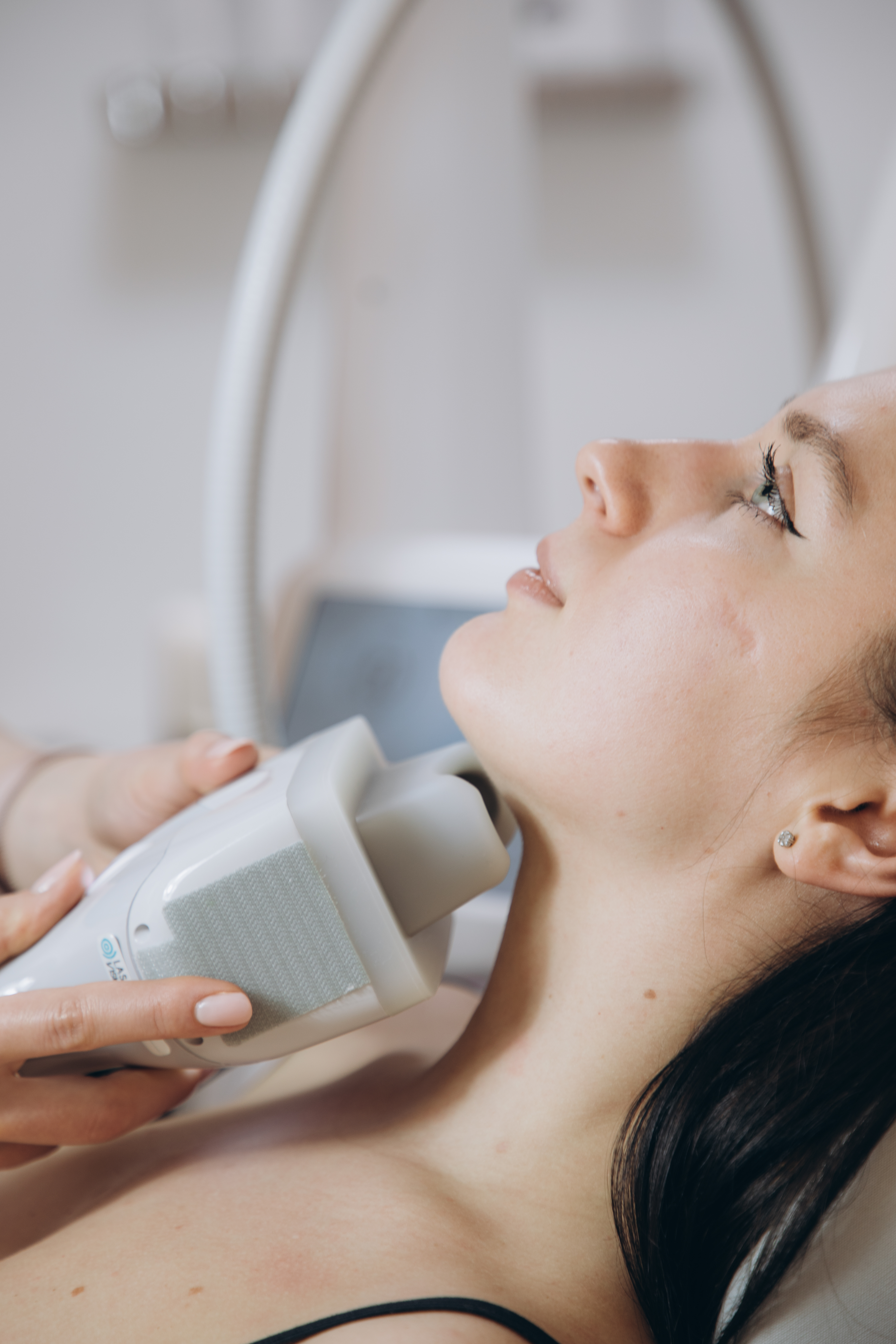 Éclore Clinics Utrecht — treatment room with Clatuu Alpha device